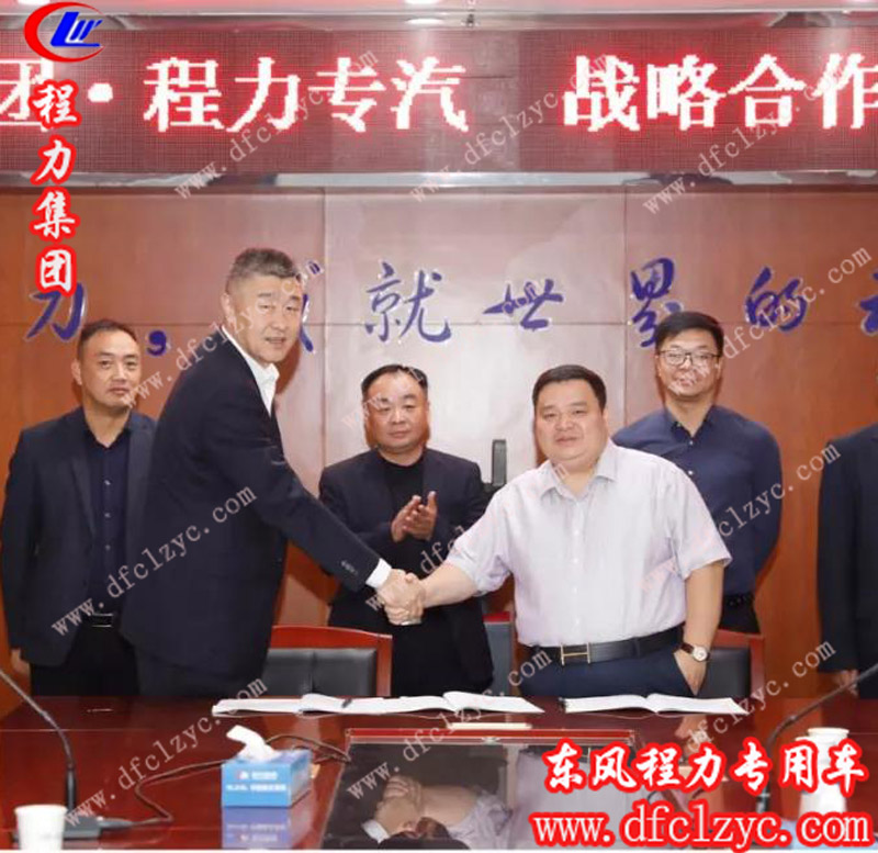 主賓雙方愉快地在合作文本簽約，并合影留念