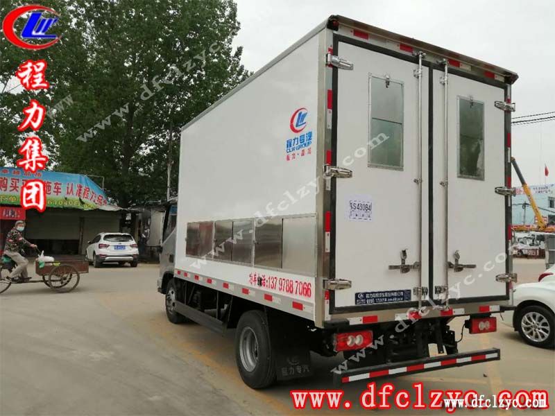 程力集團(tuán)雞苗運(yùn)輸車(chē)