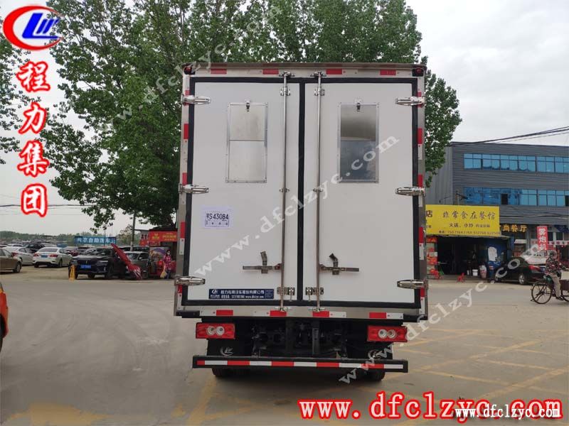 程力集團(tuán)雞苗運(yùn)輸車(chē)